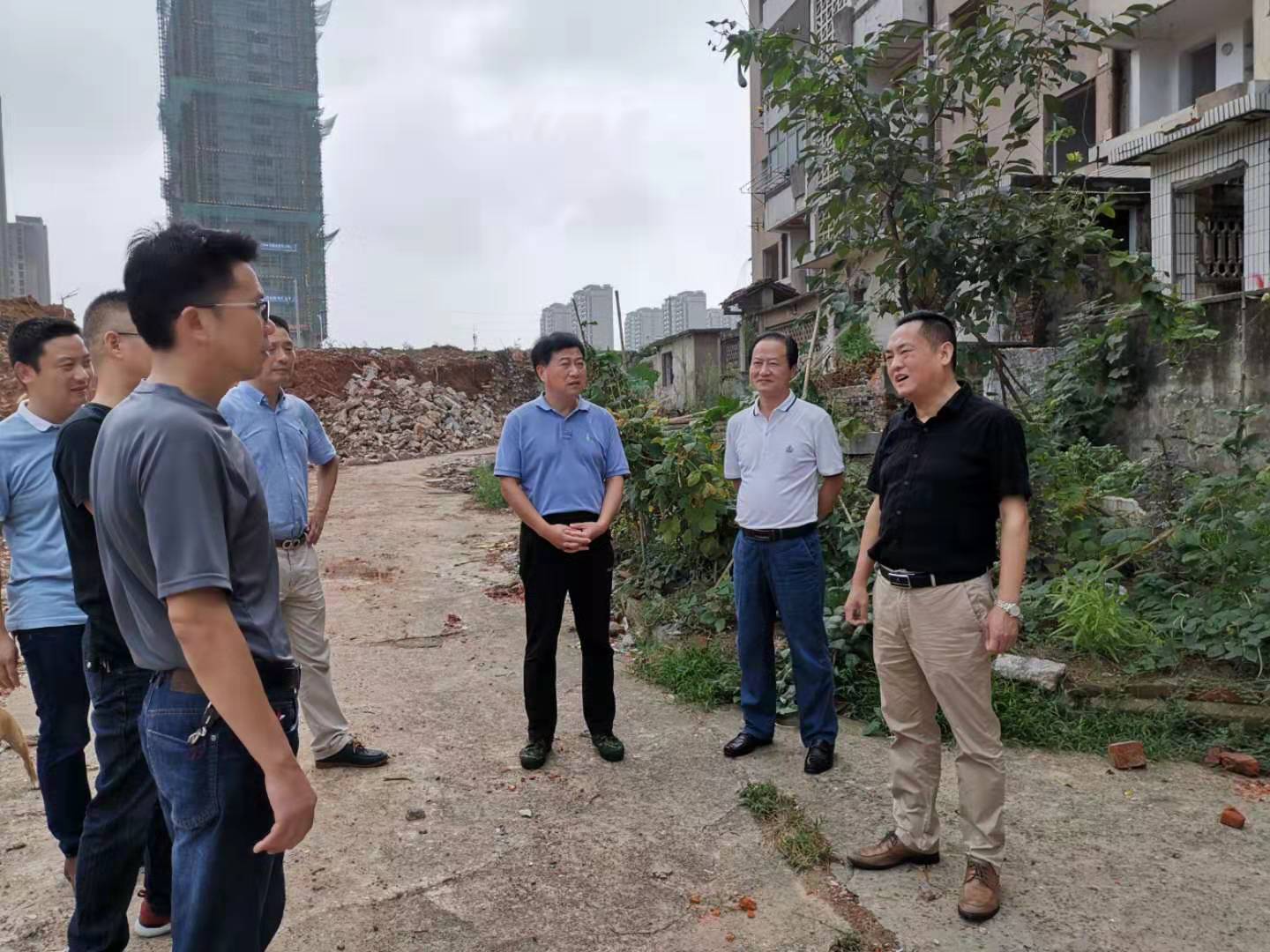 為加快方家沖、造紙廠和桂花園新安置區(qū)建設(shè)，2019年9月5日下，市城建集團(tuán)總經(jīng)理衛(wèi)民陪同市政府副秘書長(zhǎng)劉陳寅深入項(xiàng)目建設(shè)現(xiàn)場(chǎng)，調(diào)度推進(jìn)安置區(qū)征遷工作.jpg