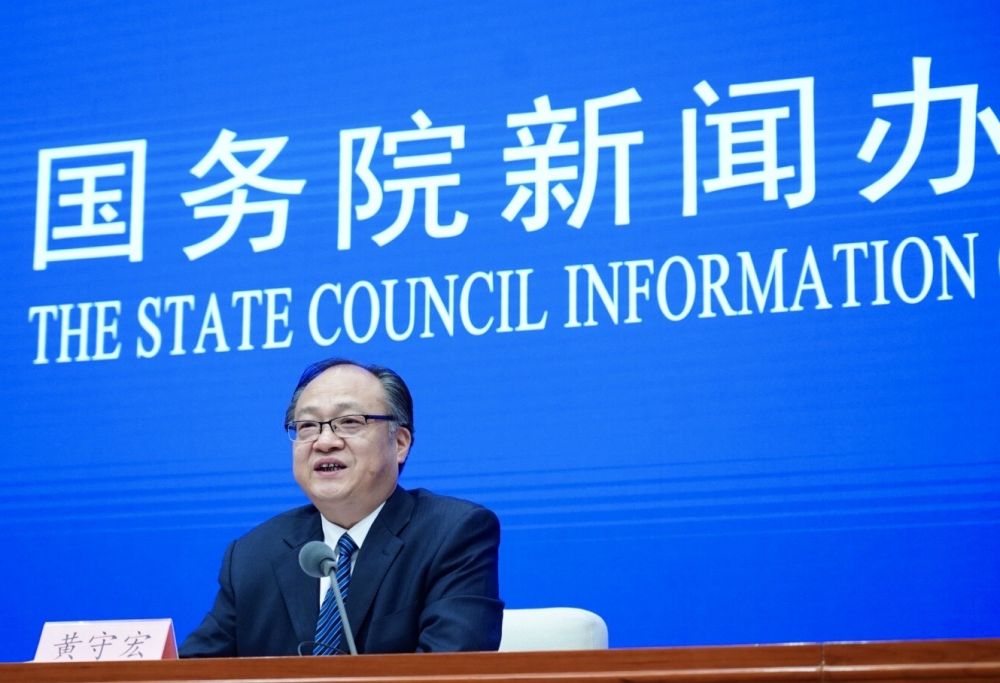5月22日，國(guó)務(wù)院新聞辦邀請(qǐng)政府工作報(bào)告起草組負(fù)責(zé)人、國(guó)務(wù)院研究室主任黃守宏解讀政府工作報(bào)告有關(guān)情況。新華社記者　陳建力　攝