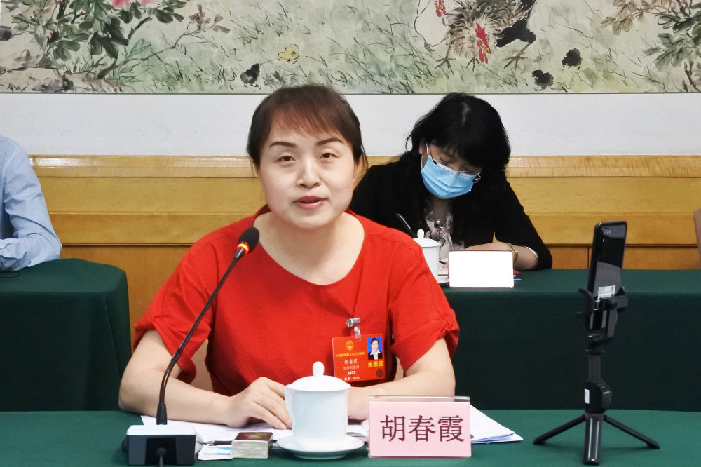 5月23日，全國(guó)人大代表胡春霞在參加分組審議政府工作報(bào)告時(shí)發(fā)言。新華社記者　吳雨　攝